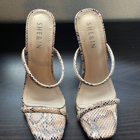 Snake print heels - Picture 3 of 5